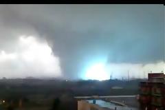 Ανεμοστρόβιλος στο  Taranto, Ιταλία - Nov 28, 2012