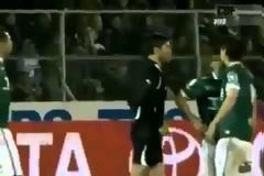 Ποδοσφαιριστής... νίντζα βγάζει νοκ άουτ τερματοφύλακα (video)