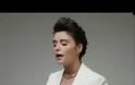 Jessie Ware: Η φωνή που συνοδεύει τον Χριστόφορο Παπακαλιάτη.