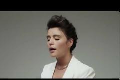 Jessie Ware: Η φωνή που συνοδεύει τον Χριστόφορο Παπακαλιάτη.