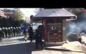 Tώρα- Mολότοφ και δακρυγόνα μπροστά στο ΥΜΑΘ (BINTEO)