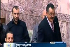 Η στιγμή που σωριάζεται στην Βουλή ο υπουργός Τσαυτάρης! - Δείτε το βίντεο