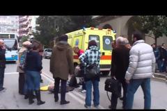Πάτρα: Δίκυκλο παρέσυρε πεζό στην οδό Γούναρη [video]