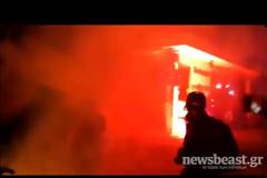 Συνεχίζονται τα επεισόδια στο κέντρο: 35 προσαγωγές και τρεις συλλήψεις .