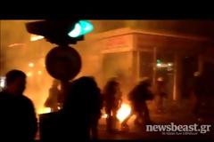 Συνεχίζονται τα επεισόδια στο κέντρο: 35 προσαγωγές και τρεις συλλήψεις .