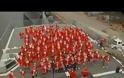 150 Άη Βασίληδες χόρεψαν… Gangnam style [video]