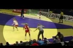 Απίστευτο unfair play προπονητή σε αγώνα χάντμπολ