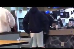 Υπάλληλος στα Mc Donalds πλάκωσε στο ξύλο δυο γυναίκες με σιδερόβεργα..Βίντεο