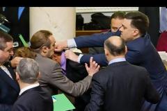 Εικόνες «απείρου κάλλους» στο ουκρανικό κοινοβούλιο [video]