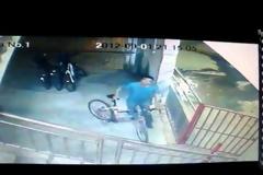 Νεαρός προσπαθεί να κλέψει ποδήλατο έξω από γυμναστήριο...αλλά οι αθλητές τον έπιασαν και τον...Δείτε το βίντεο