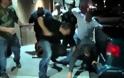 Το ξύλο της αρκούδας έξω από club για τα μάτια μιας γυναικάς..Βίντεο