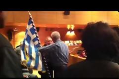 Εισβολή μικροπωλητών με Ελληνική σημαία στο δημαρχείο Θεσσαλονίκης.. Έκπληκτος κοιτούσε ο Μπουτάρης.Βίντεο.