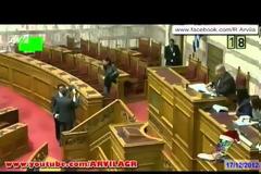 Δείτε τι ακούστηκε στο κανάλι της Βουλής στο τέλος συνεδρίασης