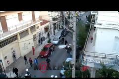 ΕΠΙΧΕΙΡΗΣΗ ΤΗΣ ΕΛΑΣ ΓΙΑ ΤΗ ΣΥΛΛΗΨΗ ΑΛΛΟΔΑΠΟΥ ΑΣΥΝΕΙΔΗΤΟΥ ΠΟΥ ΧΤΥΠΗΣΕ ΠΑΙΔΙ ΚΑΙ ΤΟ ΕΓΚΑΤΕΛΕΙΨΕ. ΤΟΝ ΕΒΓΑΛΑΝ ΕΞΩ ΣΑΝ ΤΟ ΠΟΝΤΙΚΙ..(ΒΙΝΤΕΟ)