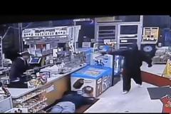 Υπάλληλος επιτίθεται σε οπλισμένο ληστή [video]