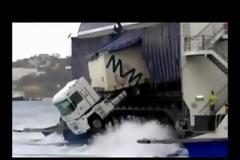 Η νταλίκα κρέμεται έξω από το φέρι μποτ..Βίντεο.