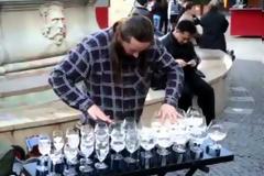 Παίζει μουσική με... ποτήρια! [video]