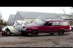 Καταστρέφοντας ένα παλιό Volvo [Video]