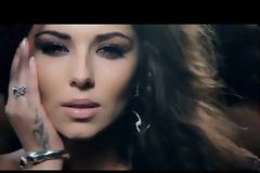 Καυτά φιλιά και χάδια στο βιντεοκλίπ της Cheryl Cole