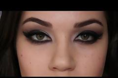 Αντιγράψτε το look: τα sexy cat eyes της Kristen Stewart (videos)