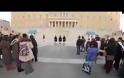 Συγκλονιστικό βίντεο!Δεκάδες νέοι ψάλλουν τα χριστουγεννιάτικα κάλαντα στους Εύζωνες στο Σύνταγμα!!!