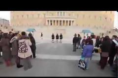 Συγκλονιστικό βίντεο!Δεκάδες νέοι ψάλλουν τα χριστουγεννιάτικα κάλαντα στους Εύζωνες στο Σύνταγμα!!!