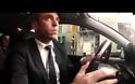 VIDEO: Απορροφημένοι στην εφημερίδα τους…