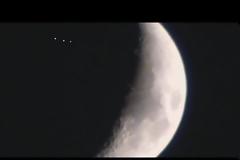 Τρια μεγάλα UFO που διασχίζουν την σκοτεινή πλευρά της  Σελήνης, Δεκέμβριος 2012.