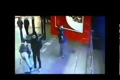 Σοκαριστικό Βίντεο: Ενυδρείο με καρχαρίες έπεσε πάνω σε ανθρώπους !