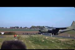Προσγείωσε C-160 ανάμεσα στους θεατές!