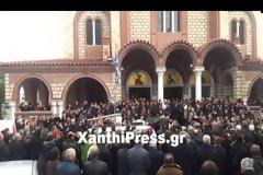 Χιλιάδες κόσμου αποχαιρέτησαν την 34χρονη - Οργή και θρήνος στην κηδεία - ΒΙΝΤΕΟ