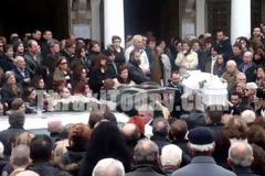Οργή και θρήνος στην κηδεία της 34χρόνης. “Φταίει η δικαιοσύνη” λένε οι συγγενείς της!