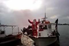 Θεσσαλονίκη: Ο Άγιος Βασίλης έφερε τα δώρα με καϊκι - Δείτε το βίντεο!