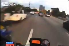 Τρελός οδηγός σε τρελή βόλτα με την μηχανή… [video]
