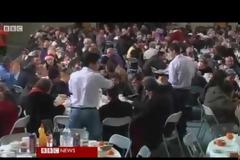 BBC: Εκατοντάδες φτωχοί σε συσσίτια της Πρωτοχρονιάς στην Αθήνα