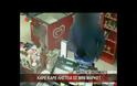 Οπλισμένος άνδρας ληστεύει mini market στα Καλύβια Αττικής..Βίντεο.