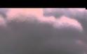 Μπλε UFO φαίνεται από το αεροπλάνο σε πτήση προς την Φλόριντα - Βίντεο