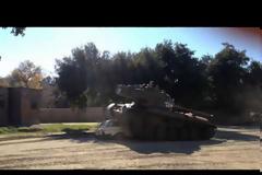 ΒΙΝΤΕΟ - Τους πήγε βόλτα με το...τανκ του!