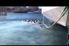 Πάτρα: Πολλοί νέοι βούτηξαν στη θάλασσα για να πιάσουν τον σταυρό