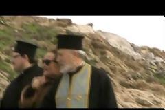 Απίστευτο! Στην Μύκονο έριξαν το Σταυρό και τον έπιασε ένα τεράστιο χταπόδι!