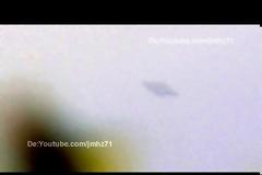 UFO πάνω από το Μεξικό Πετώντας χαμηλά  μέσα από την ομίχλη.