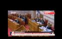 Κασιδιάρης: Πάλι πιωμένη είσαι; Κάτσε κάτω ρε! (Βίντεο)