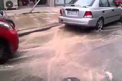 Πλημμύρισαν δρόμοι της Θεσσαλονίκης από βλάβη αγωγού
