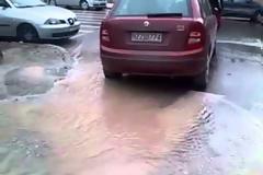 Πλημμύρισαν δρόμοι της Θεσσαλονίκης από βλάβη αγωγού