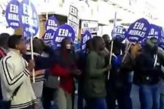 ΧΙΛΙΑΔΕΣ ΚΟΣΜΟΥ ΣΤΟ ΑΝΤΙΦΑΣΙΣΤΙΚΟ ΣΥΛΛΑΛΗΤΗΡΙΟ ΣΤΟ ΚΕΝΤΡΟ ΤΗΣ ΑΘΗΝΑΣ (VIDEO)