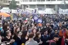 ΧΙΛΙΑΔΕΣ ΚΟΣΜΟΥ ΣΤΟ ΑΝΤΙΦΑΣΙΣΤΙΚΟ ΣΥΛΛΑΛΗΤΗΡΙΟ ΣΤΟ ΚΕΝΤΡΟ ΤΗΣ ΑΘΗΝΑΣ (VIDEO)
