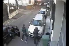Ληστεία on camera που κόβει την ανάσα!