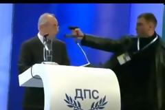 ΣΟΚΑΡΕΙ ΤΟ VIDEO: Η απόπειρα πολιτικής δολοφονίας που απετράπη από τύχη!