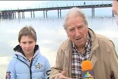 Κοπή πίτας δίπλα στο κύμα από τους χειμερινούς κολυμβητές [video]