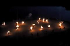 Φλεγόμενα κορμιά [Video]